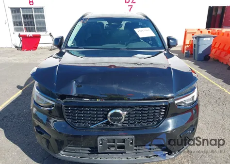 2024 Volvo Xc40 B5 Plus Dark Theme z USA, uszkodzony, nr VIN YV4L12ULXR2326994